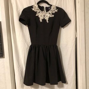 Deandri lace collar dress